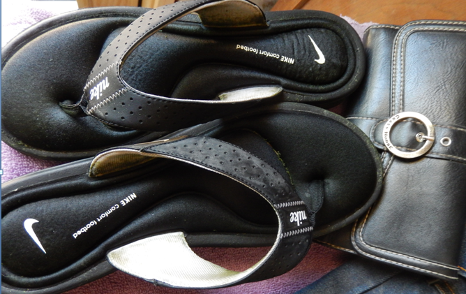 4-NikeSandals-Wallet